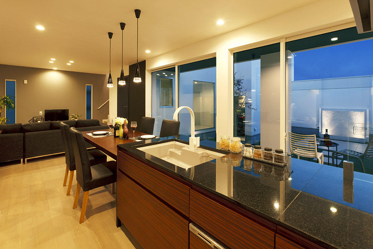 パティオとガレージを内包する家