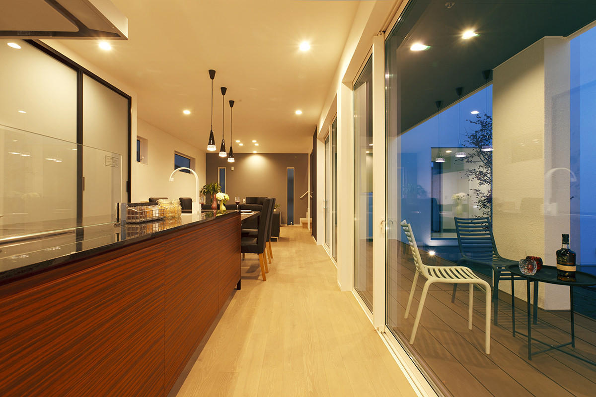 パティオとガレージを内包する家