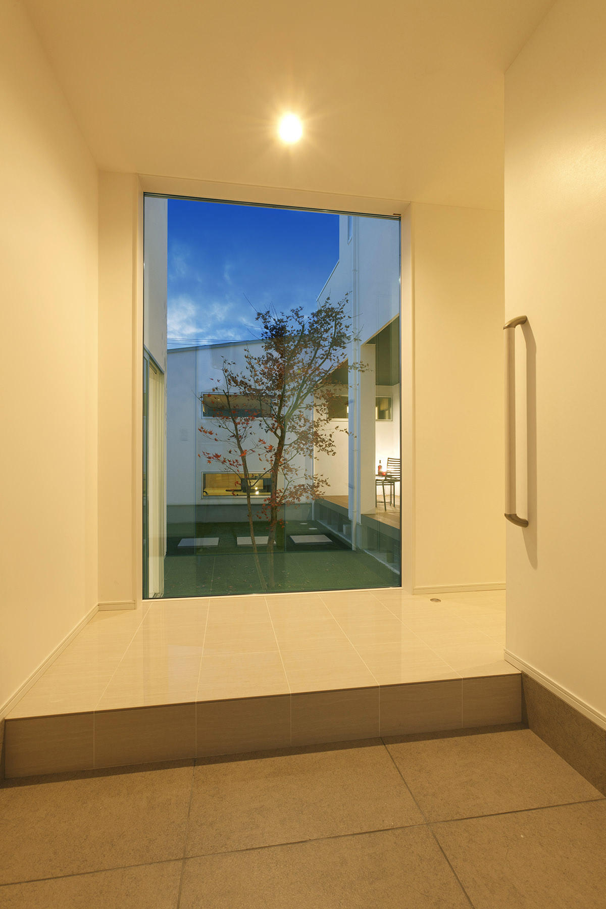 パティオとガレージを内包する家