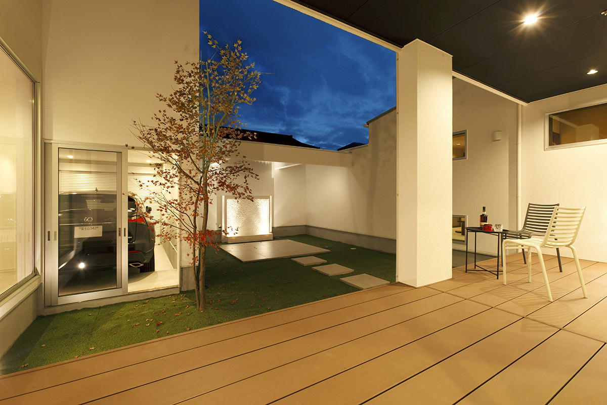 パティオとガレージを内包する家