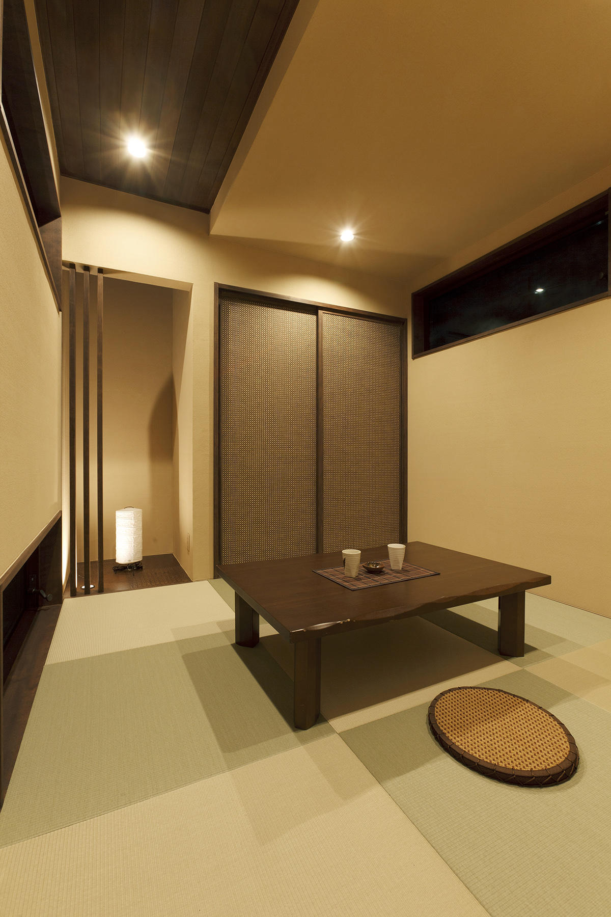 パティオとガレージを内包する家