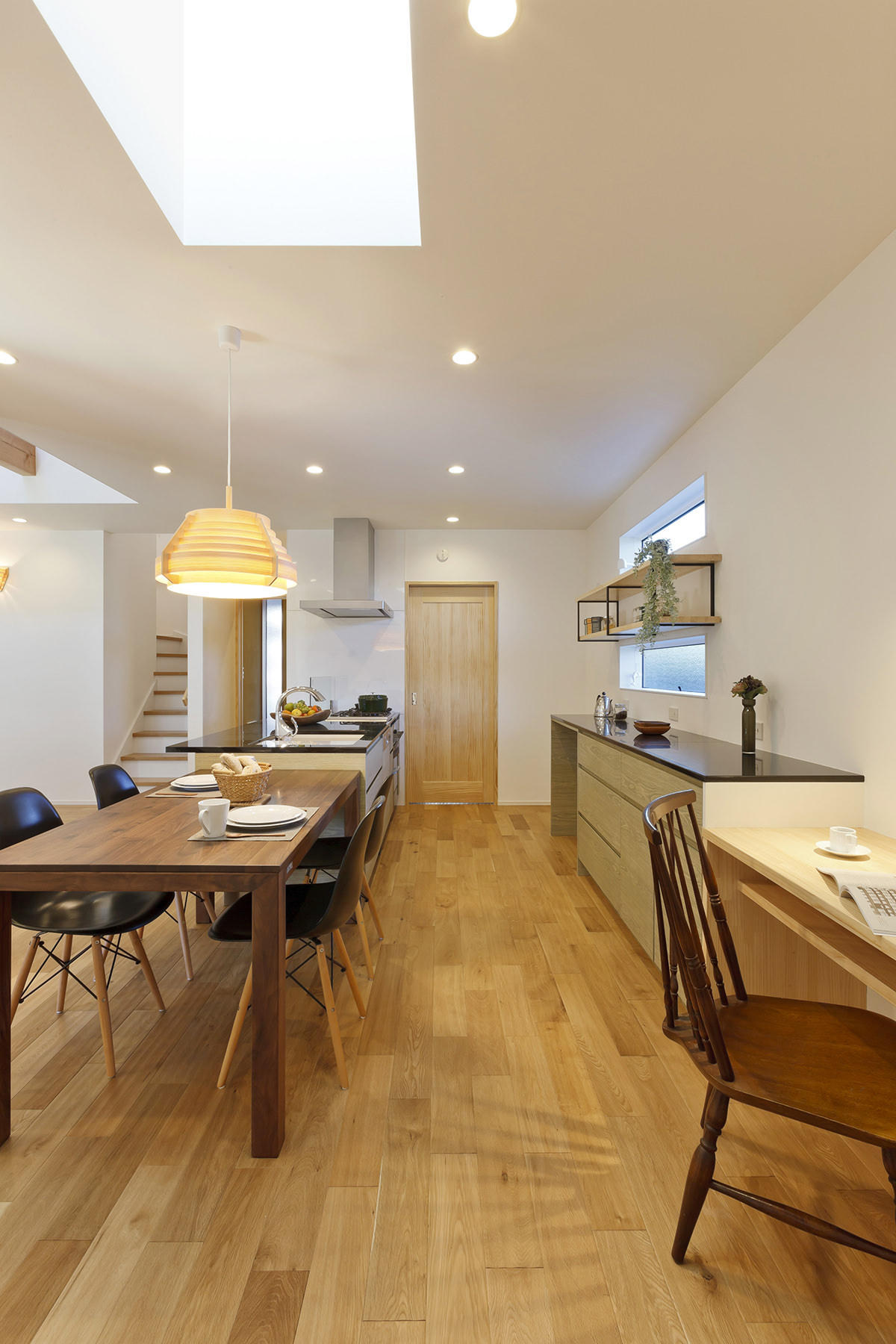 暖炉のある土間でくつろぐ、スローライフの家