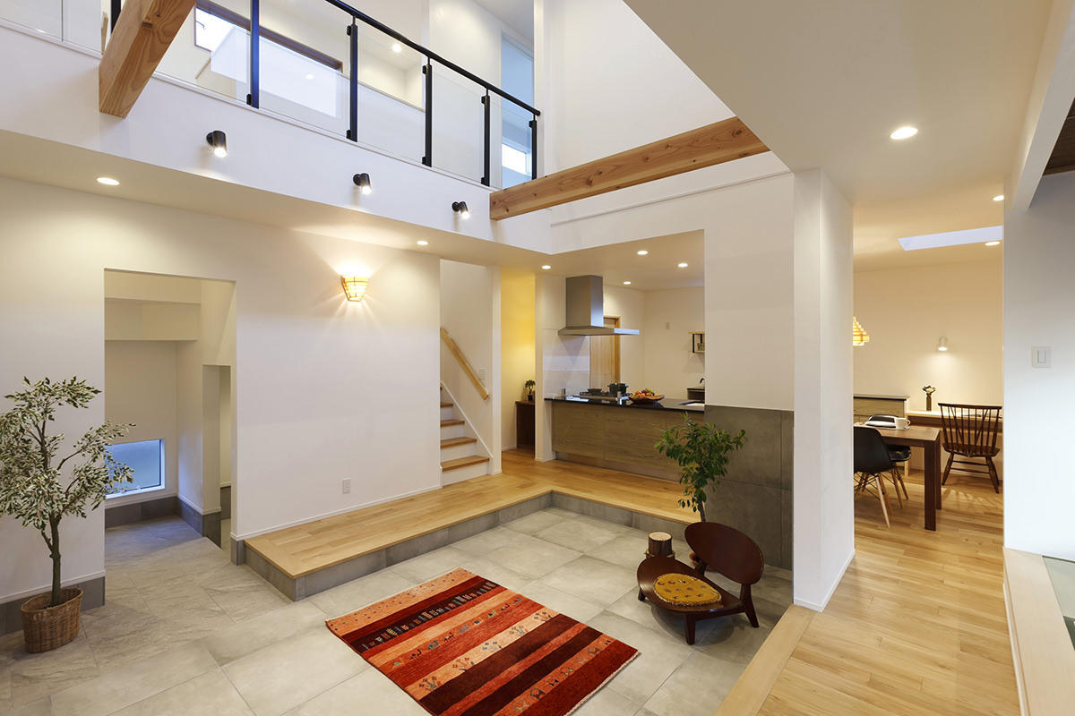 暖炉のある土間でくつろぐ、スローライフの家