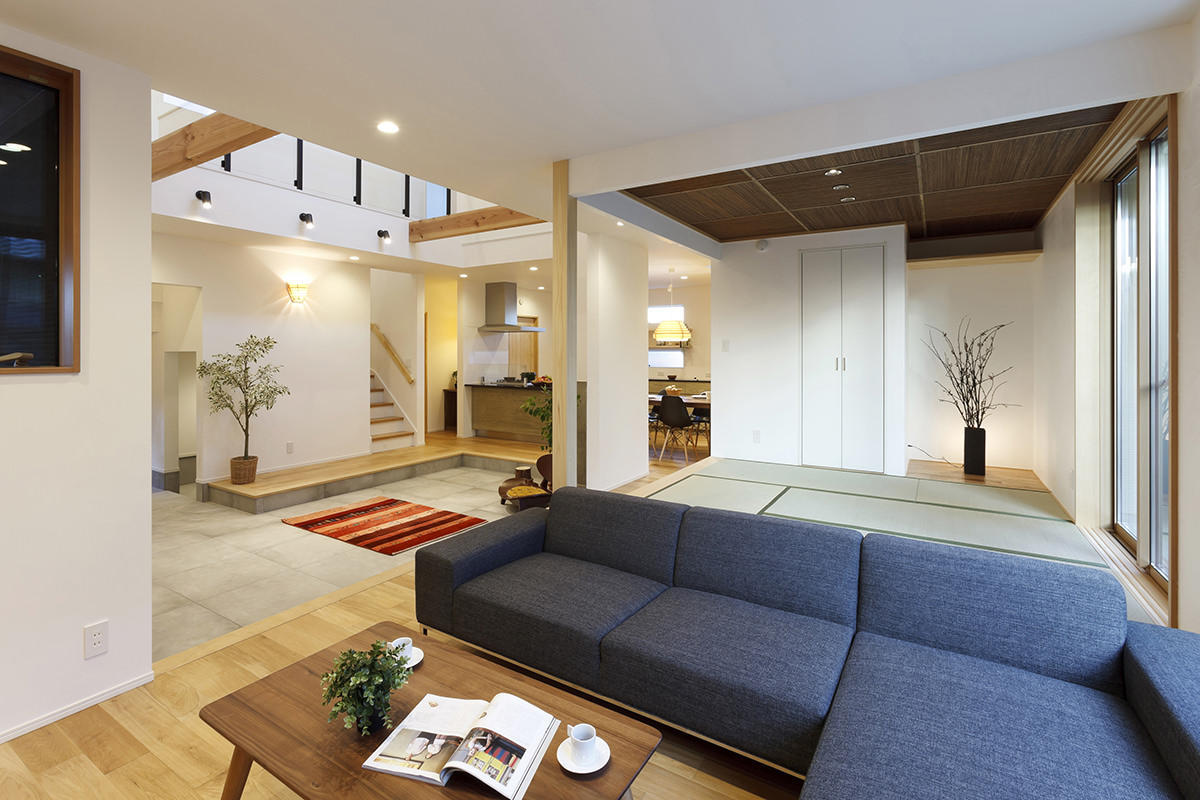 暖炉のある土間でくつろぐ、スローライフの家