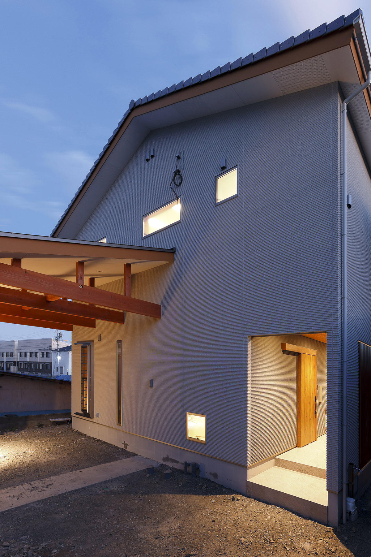 暖炉のある土間でくつろぐ、スローライフの家