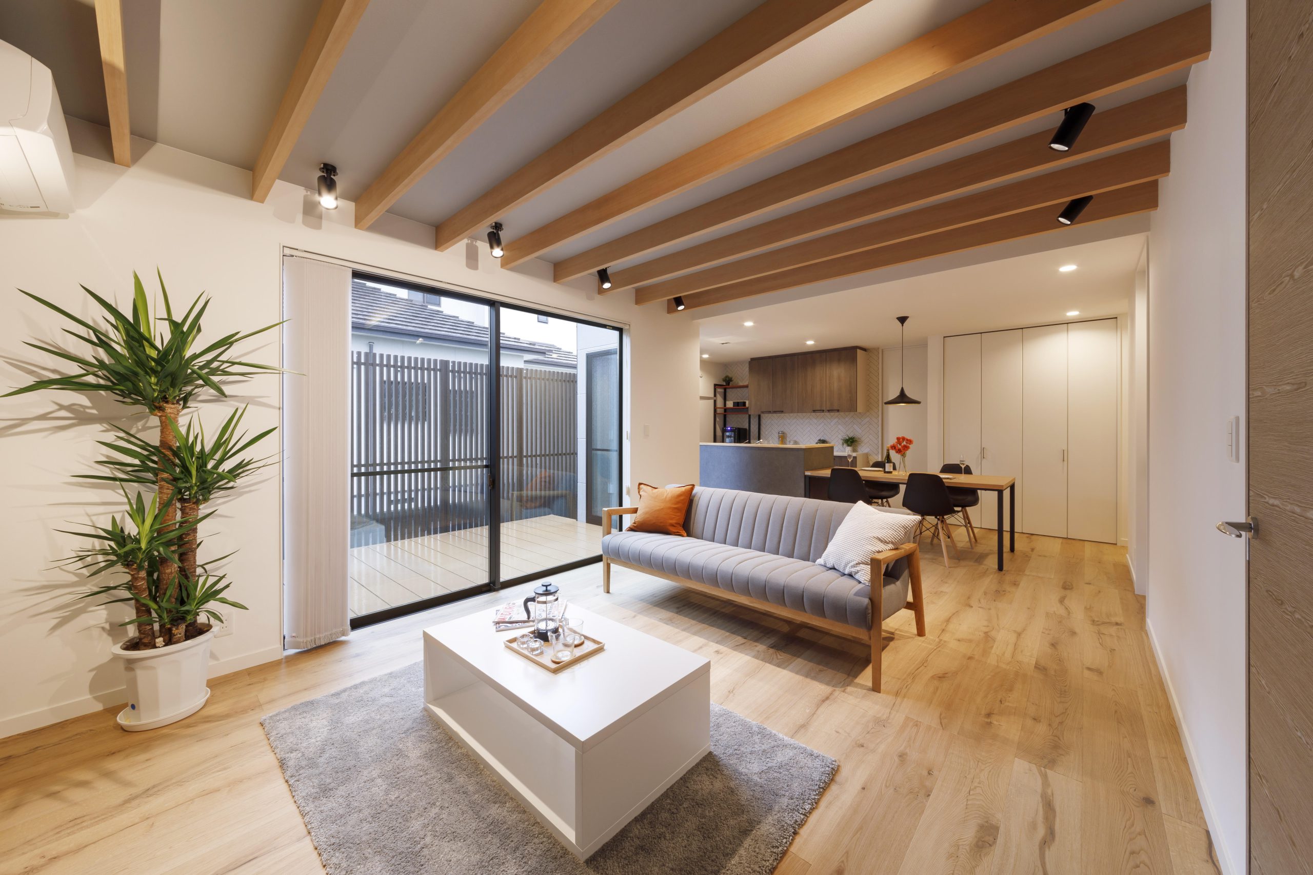 プライベートな開放感と心地よさに包まれた、家族4人の等身大の平屋