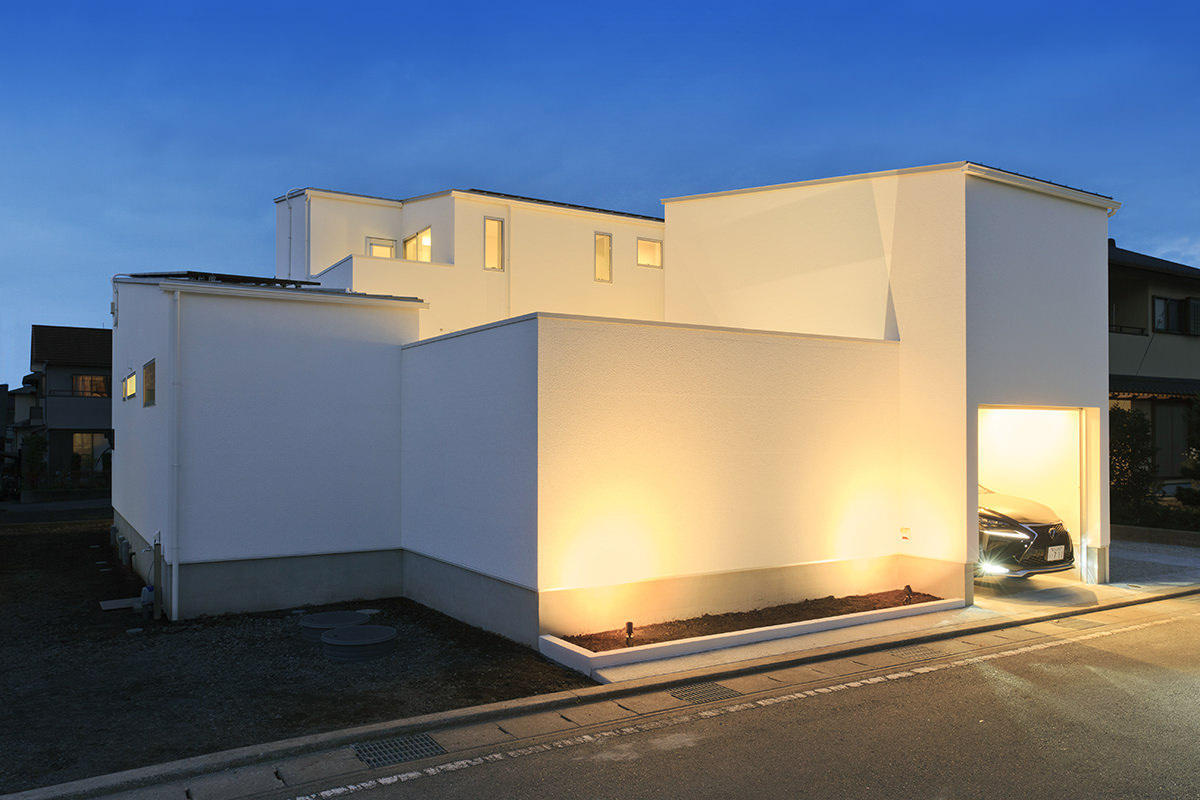 パティオとガレージを内包する家