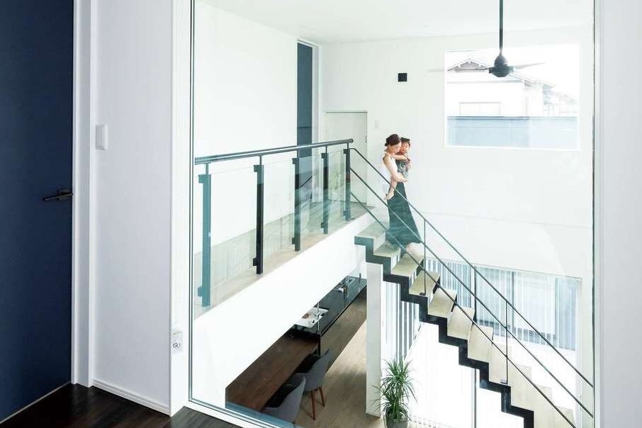 7/16(土)17(日) ガラス張りの吹抜けが両世帯を繋ぐ、玄関共有型の二世帯住宅