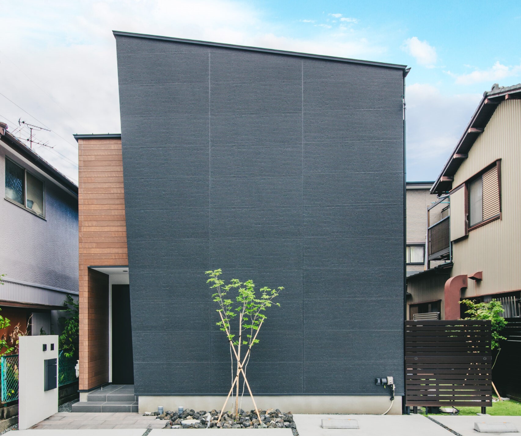 1/21(土)22(日)【オンライン見学会】アクセントカラーの青がオシャレな、漫画に没頭できる秘密の書斎があるお家。