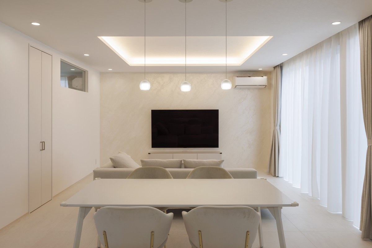 光と空間が美しく調和する、白い平屋