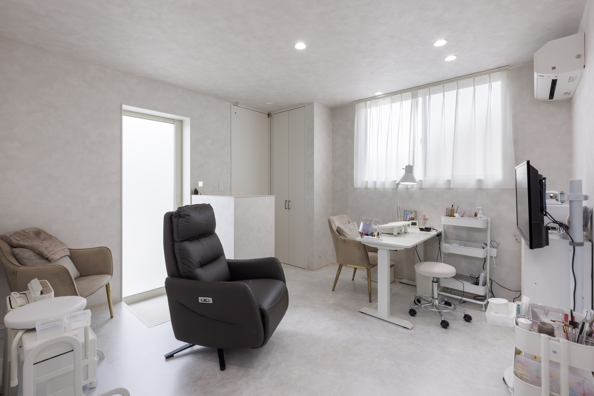 光と空間が美しく調和する、白い平屋