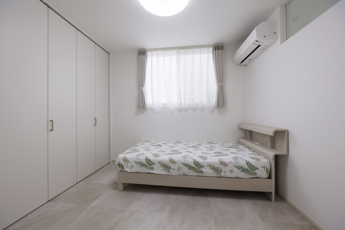 光と空間が美しく調和する、白い平屋