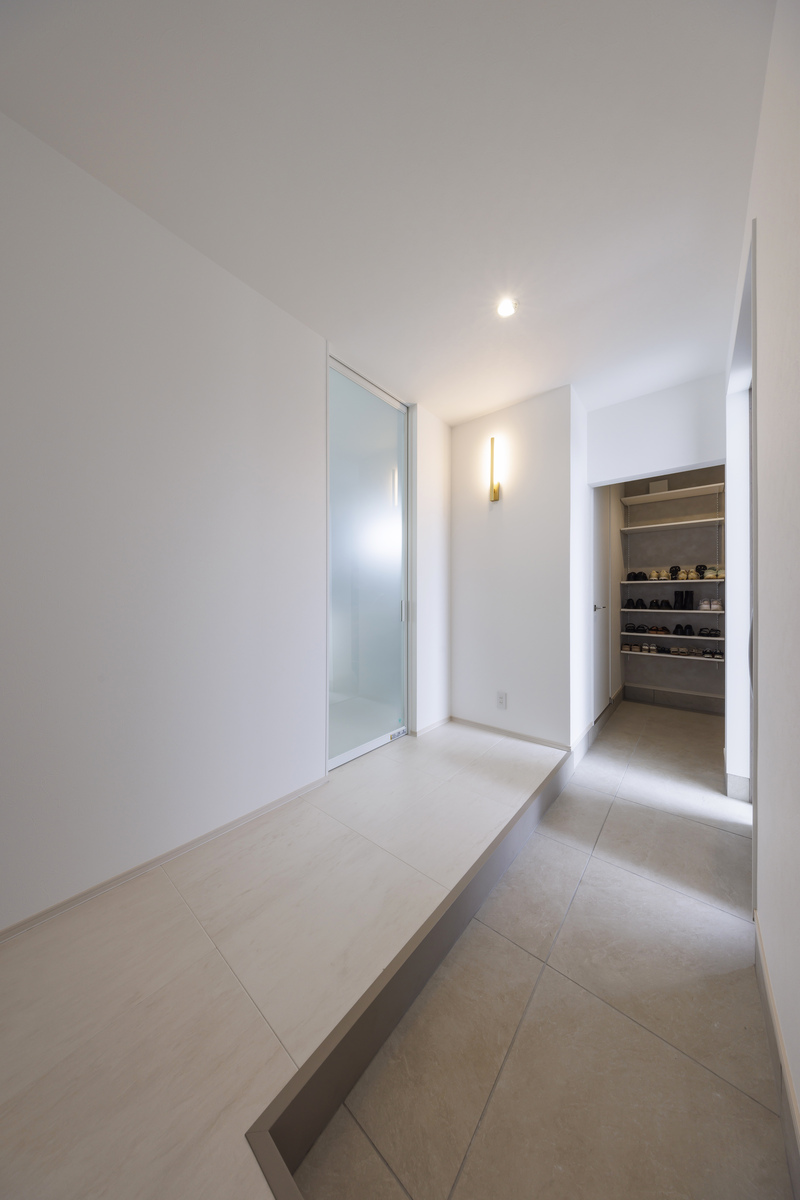 光と空間が美しく調和する、白い平屋