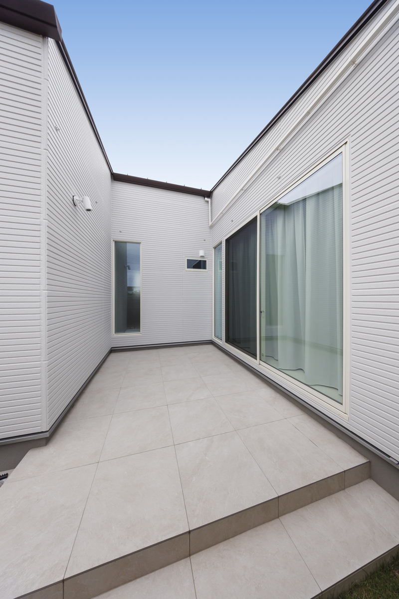 光と空間が美しく調和する、白い平屋