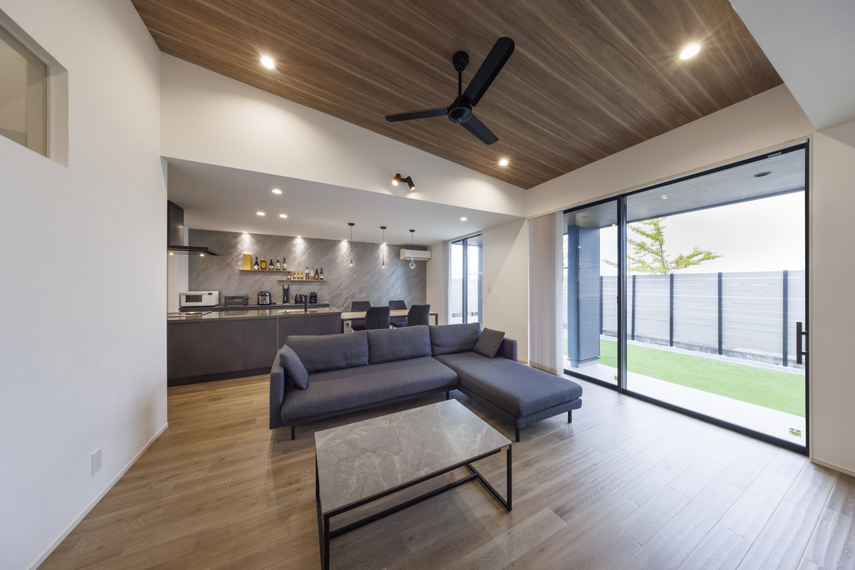 スタイリッシュ×北欧テイストが調和した、内と外に広がる平屋