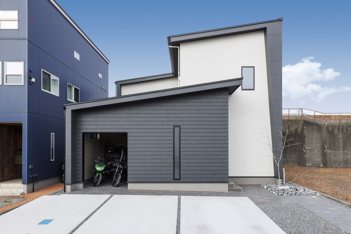 夫婦で共通の趣味を楽しむ、バイクガレージ＆防音室のある家