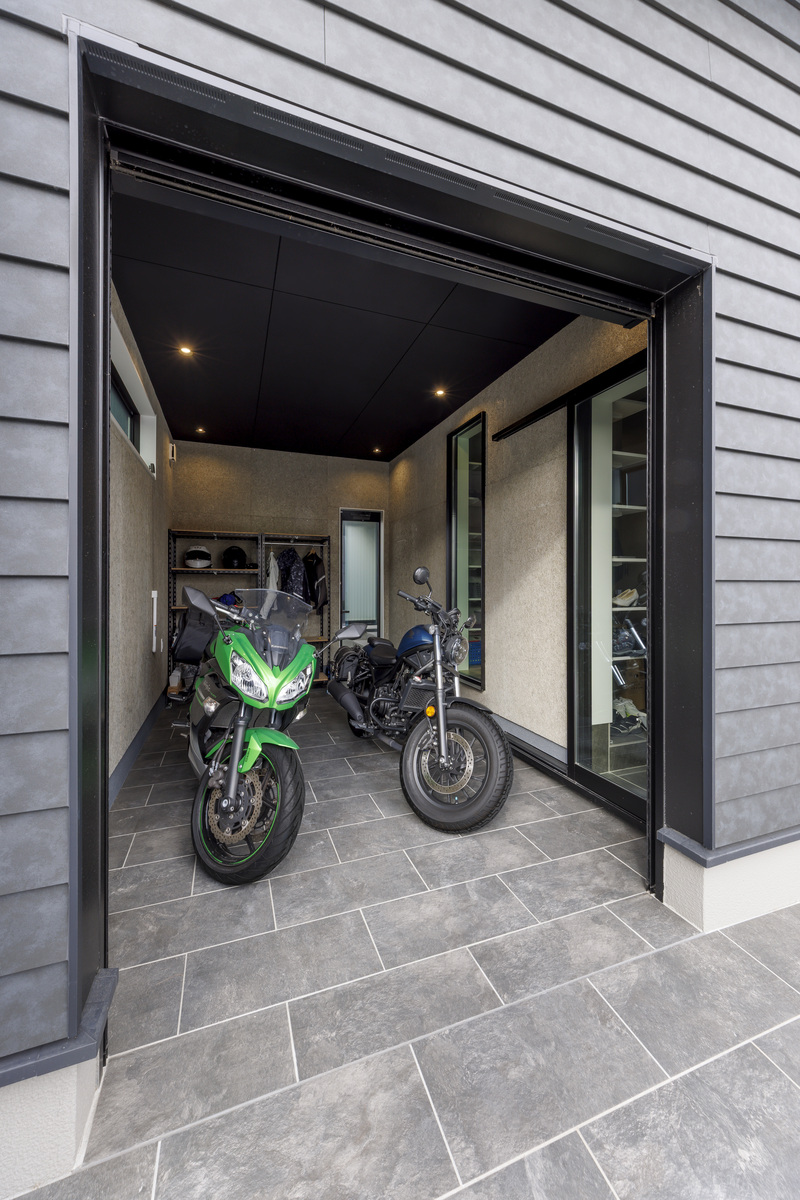 夫婦で共通の趣味を楽しむ、バイクガレージ＆防音室のある家