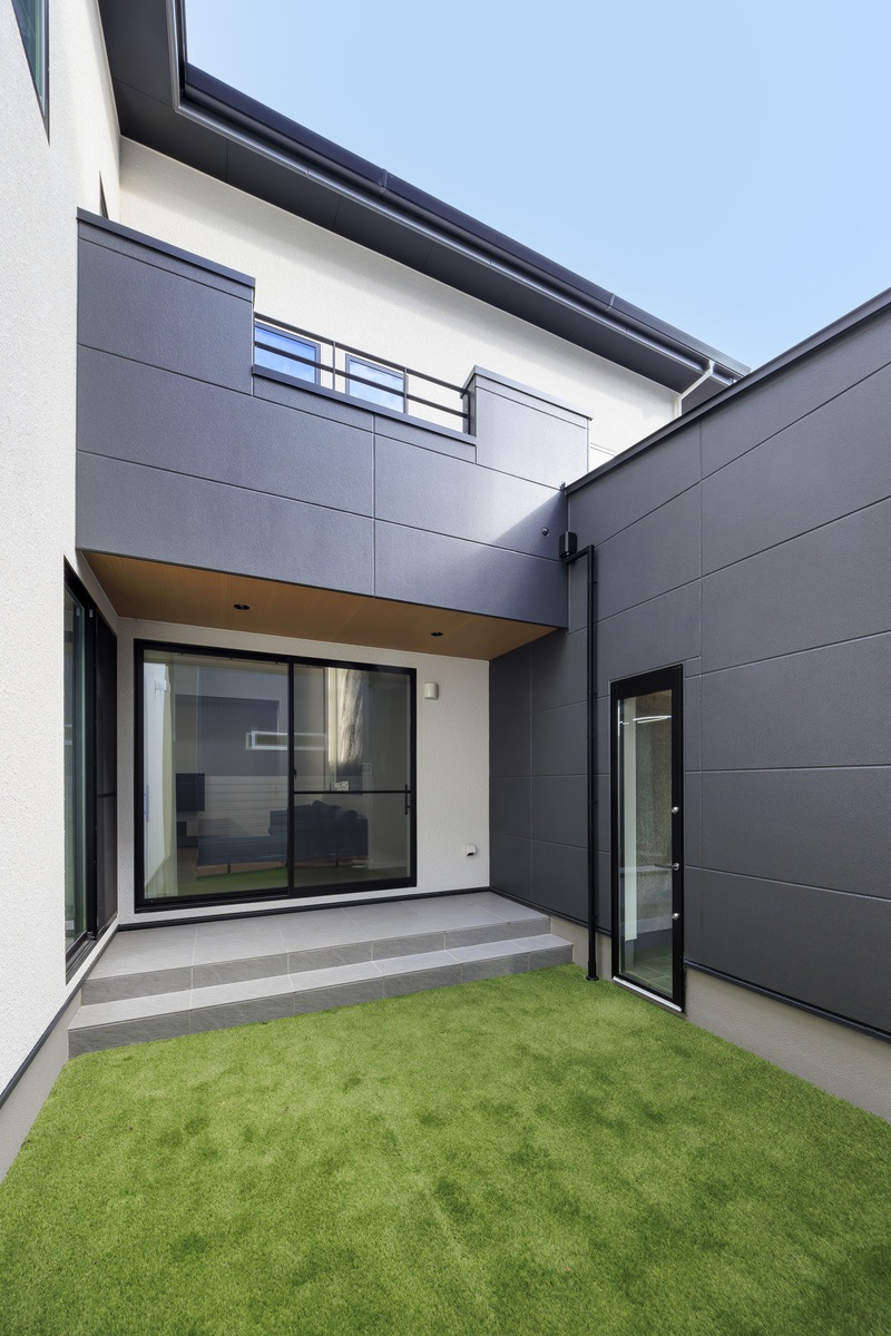 夫婦で共通の趣味を楽しむ、バイクガレージ＆防音室のある家