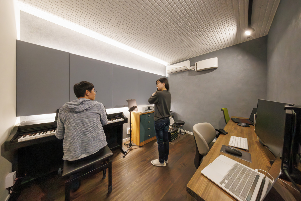 夫婦で共通の趣味を楽しむ、バイクガレージ＆防音室のある家