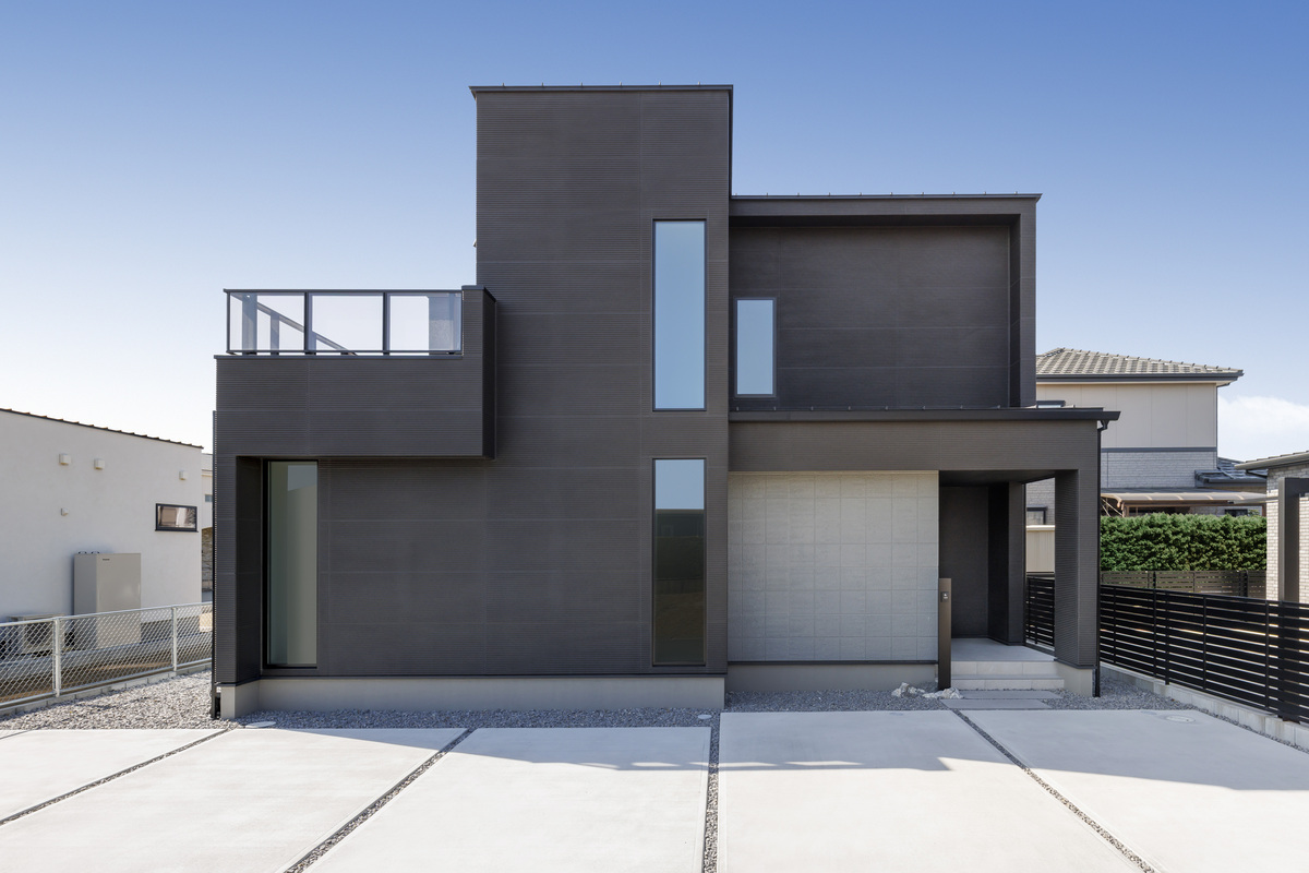 モノトーンの30畳リビングが心地いいラグジュアリーな邸宅