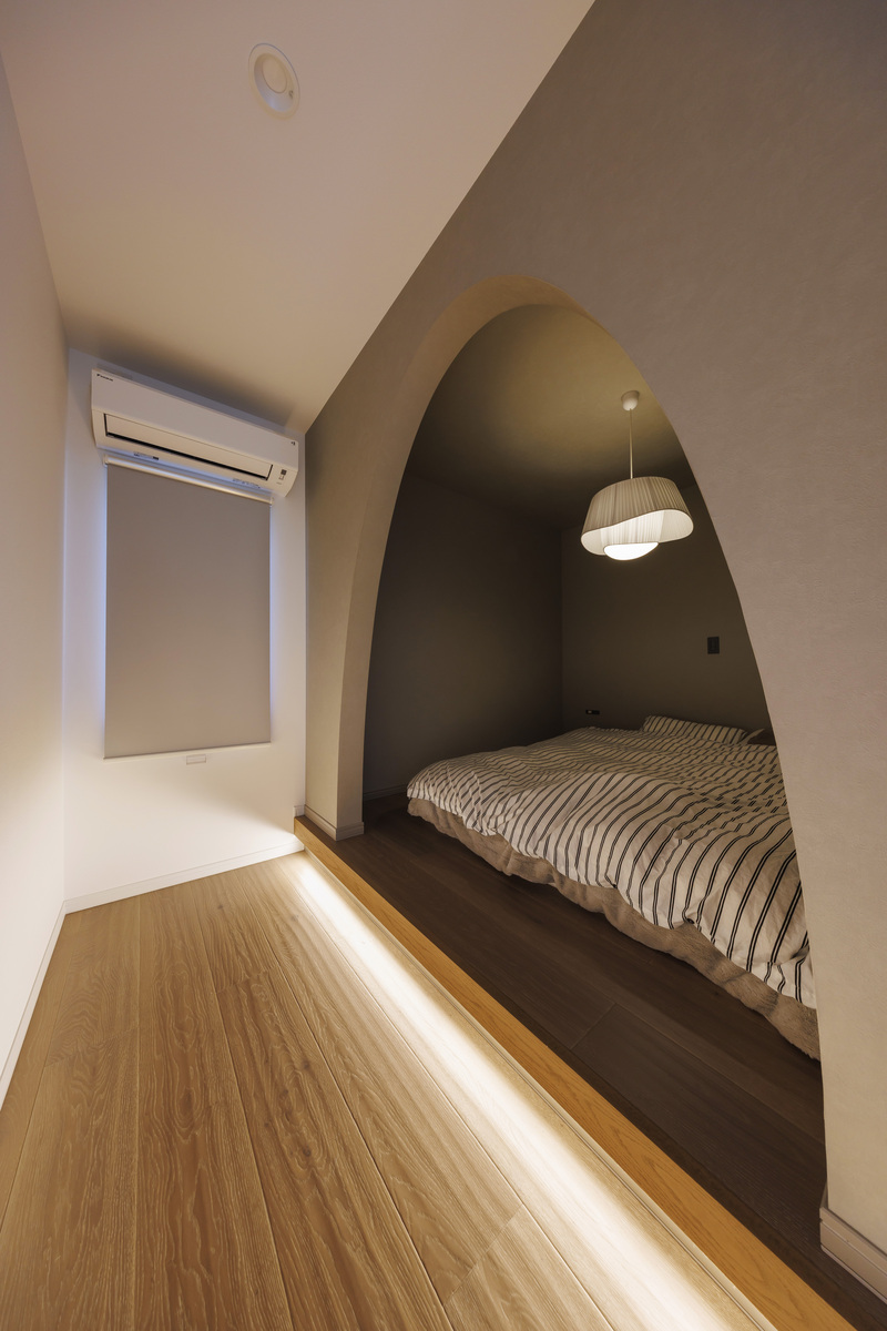 モノトーンの30畳リビングが心地いいラグジュアリーな邸宅