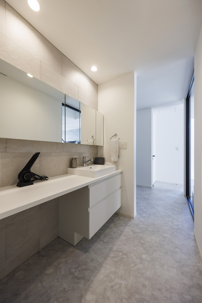 モノトーンの30畳リビングが心地いいラグジュアリーな邸宅