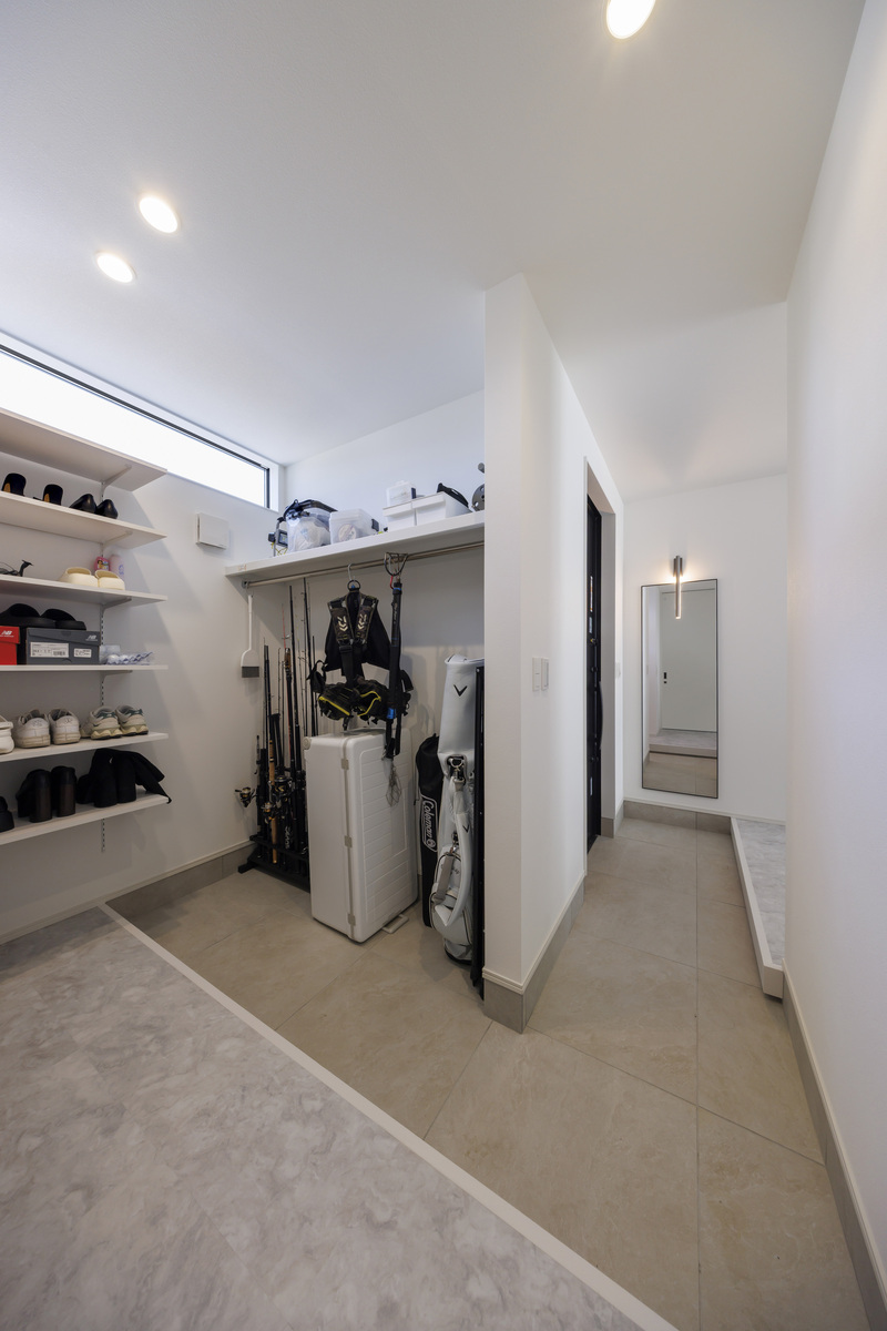 モノトーンの30畳リビングが心地いいラグジュアリーな邸宅