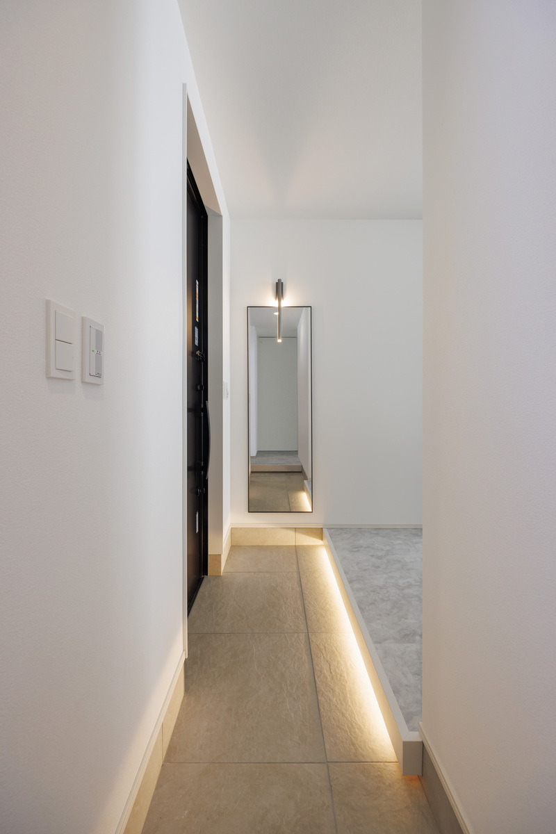 モノトーンの30畳リビングが心地いいラグジュアリーな邸宅