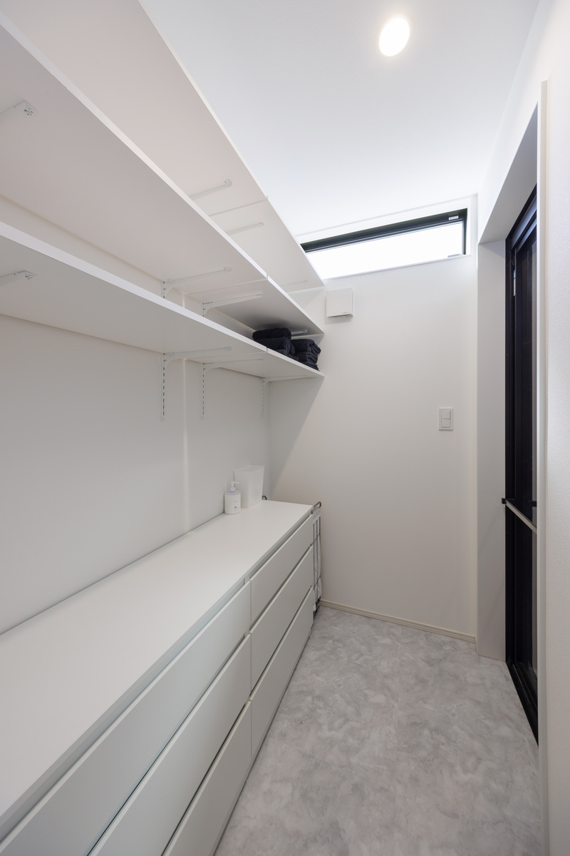 モノトーンの30畳リビングが心地いいラグジュアリーな邸宅