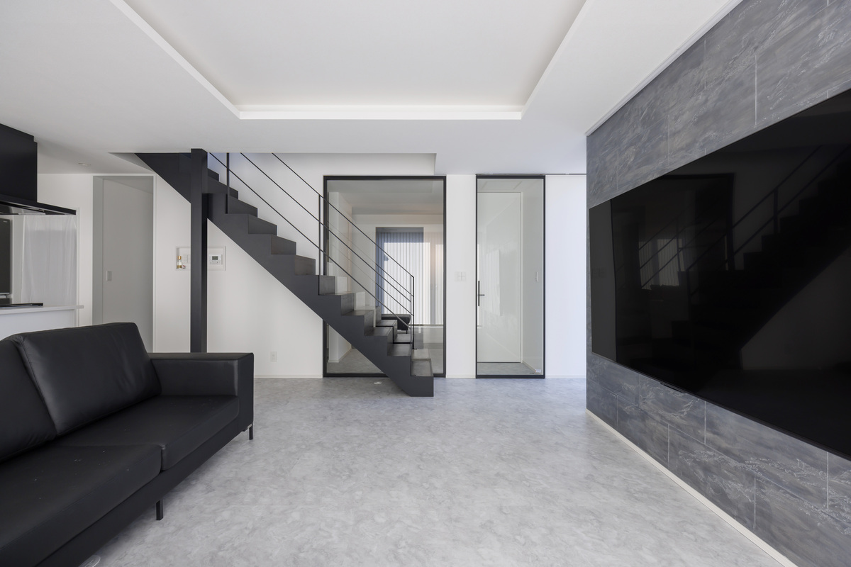 モノトーンの30畳リビングが心地いいラグジュアリーな邸宅