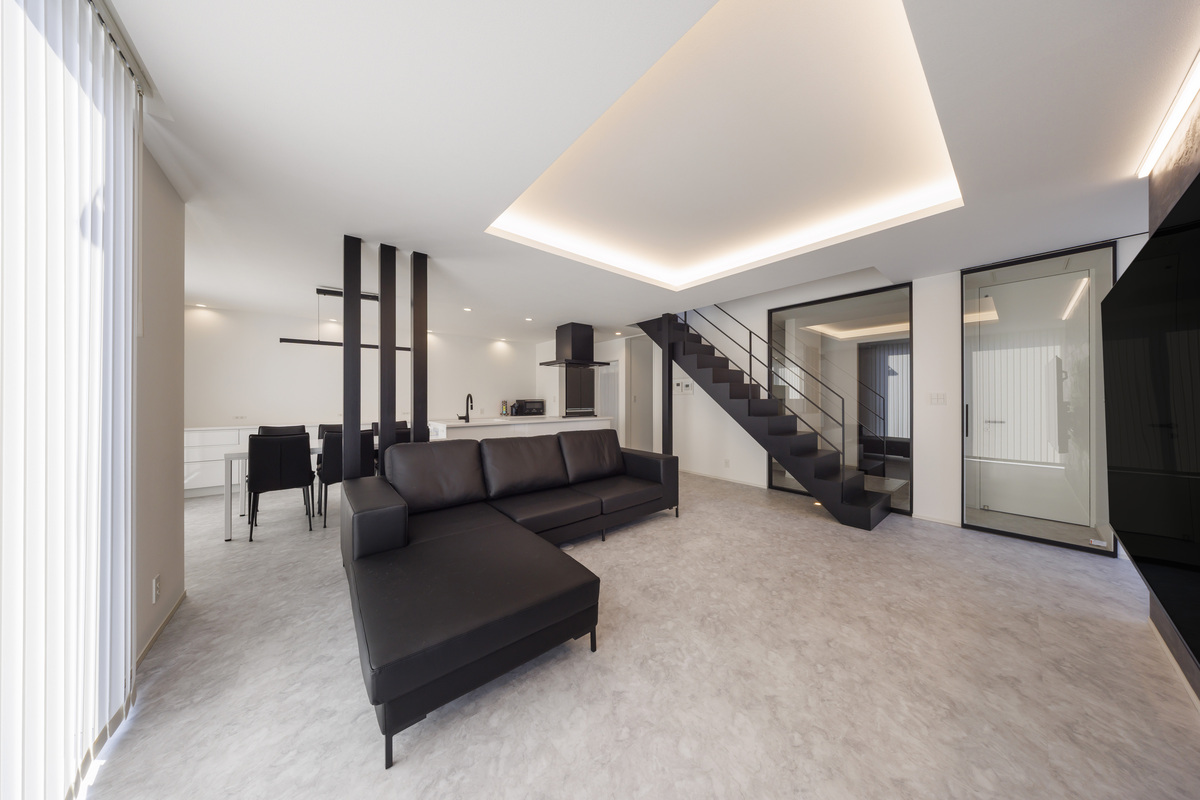 モノトーンの30畳リビングが心地いいラグジュアリーな邸宅