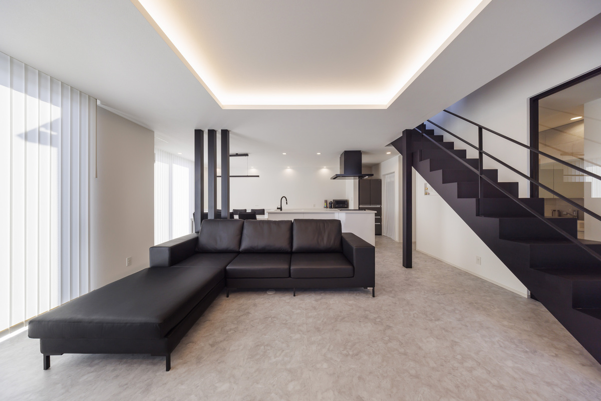 モノトーンの30畳リビングが心地いいラグジュアリーな邸宅