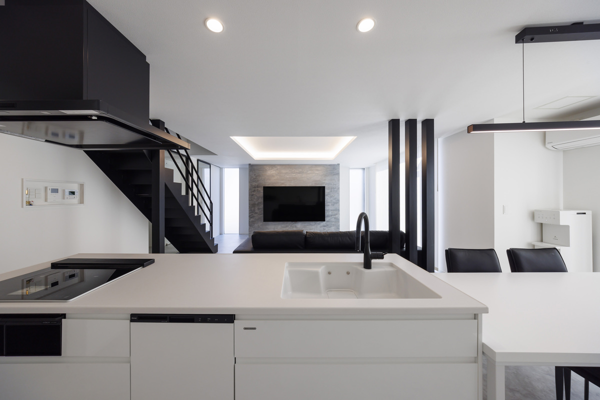 モノトーンの30畳リビングが心地いいラグジュアリーな邸宅