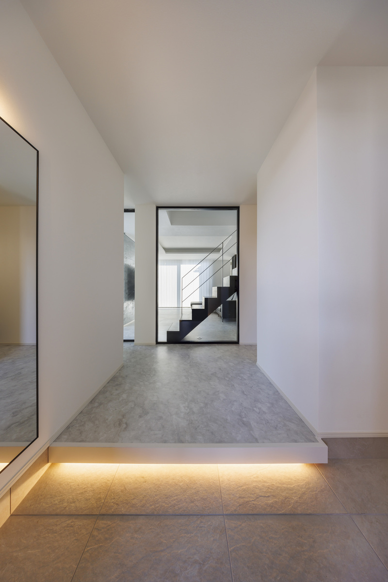 モノトーンの30畳リビングが心地いいラグジュアリーな邸宅