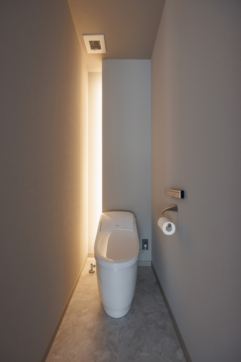 モノトーンの30畳リビングが心地いいラグジュアリーな邸宅