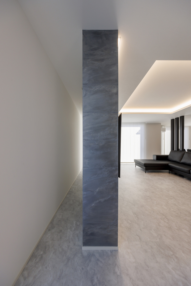 モノトーンの30畳リビングが心地いいラグジュアリーな邸宅